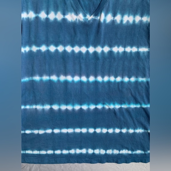 Natural Reflections Tie dye blue & white fitted V neck stretch T- shirt, LARGE - Picture 3 of 7